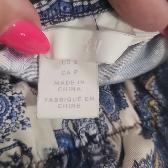 H&M blue cream white black paisley short satin mini skirt w pockets small 4 6 - Picture 3 of 6